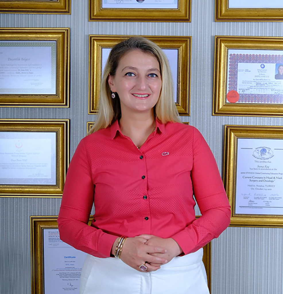 Doç. Dr. Sema Koç muayenehanesinde, diplomaları önünde